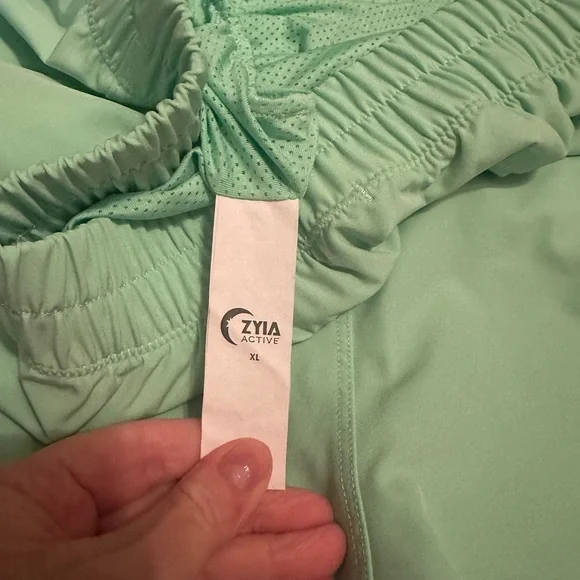 ZYIA Summer Shorts in Honeydew- XL - Picture 5 of 8